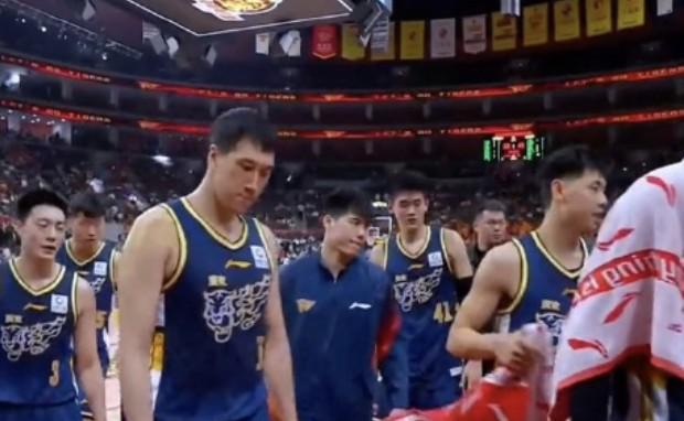 九游应用下载-手感冰凉！广东8位国内球员一共得到18分，萨姆纳一人37分